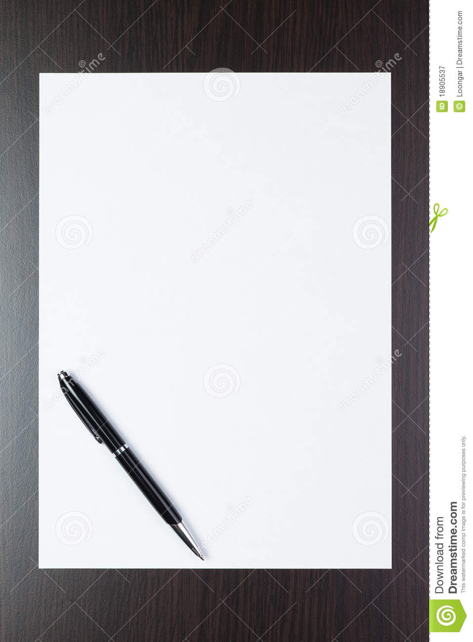 foglio-di-carta-bianco-sulla-tabella-con-una-penna-18905537.jpg