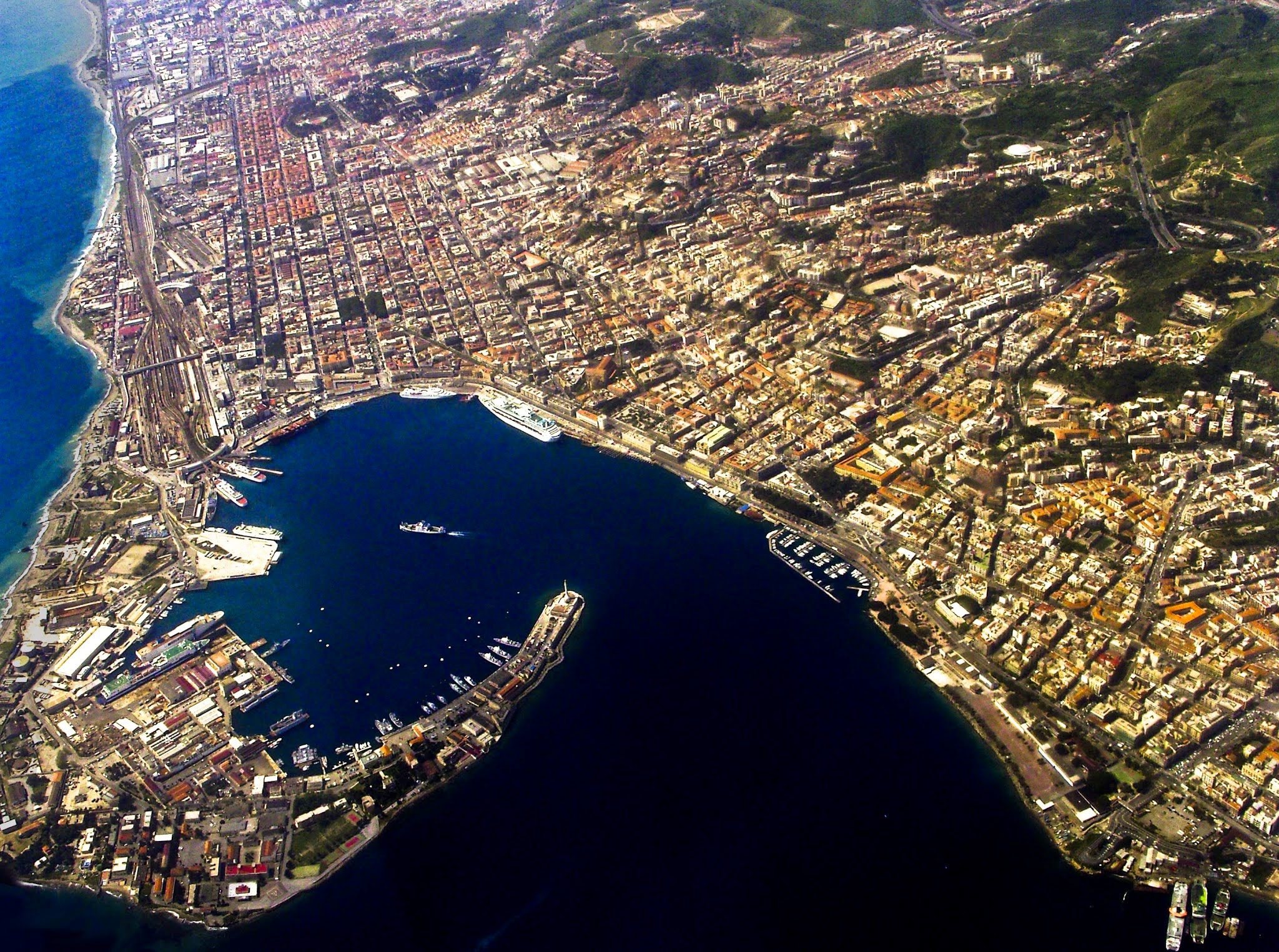 Sicily4you Messina_harbour_-_aerial_view.jpg