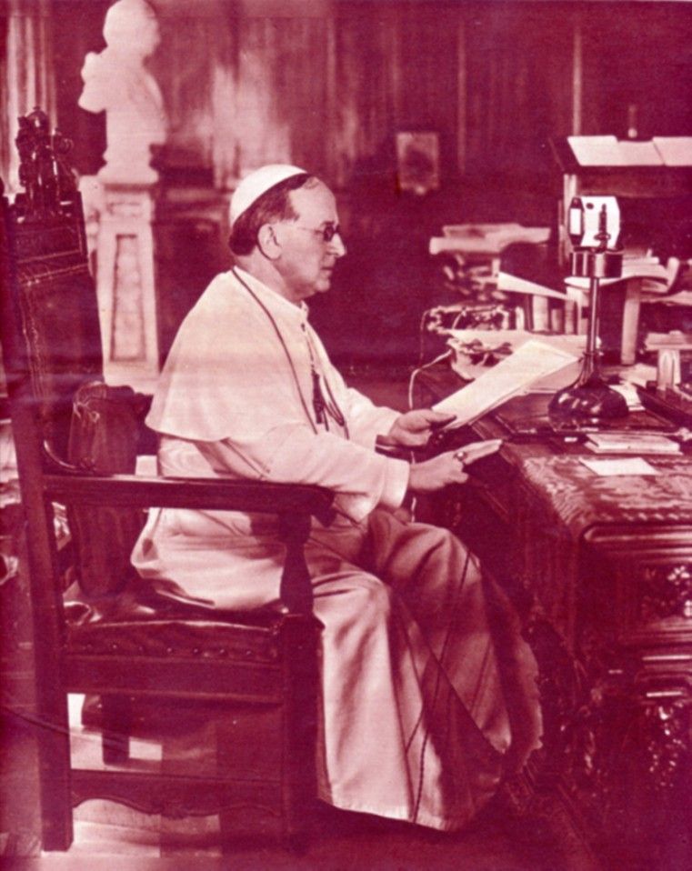 Pio_XI_legge_davanti_al_microfono_il_mess_al_congresso_eucaristico_di_Dublino_dell'Irlanda_nel_1932.jpg