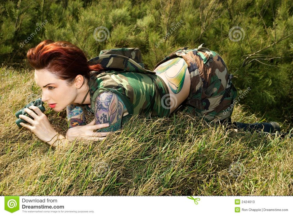 donna-con-binocolo1.bmp