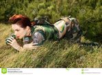 donna-con-binocolo1.bmp