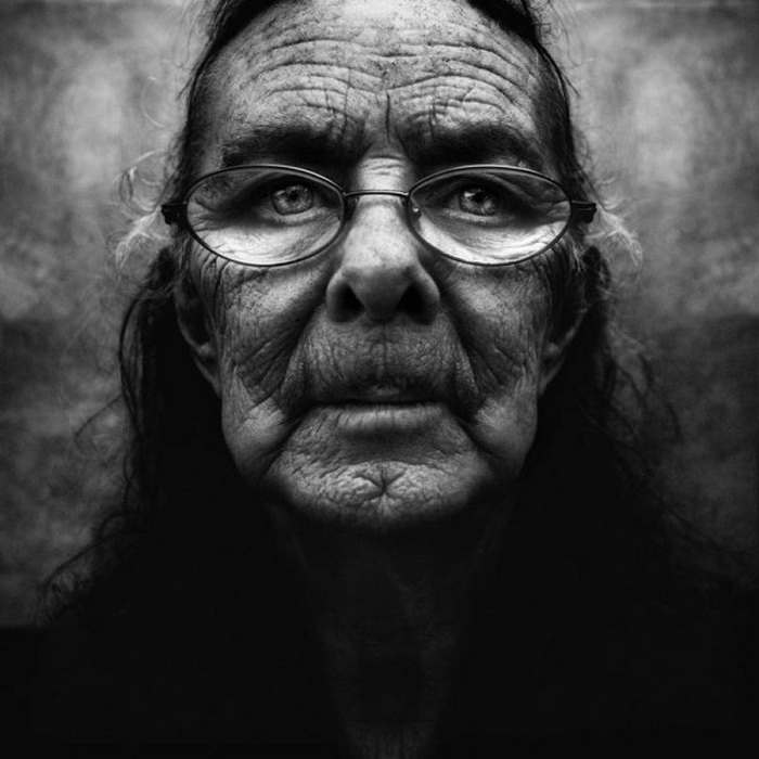 http://cdn.kontraplan.com/site/wp-content/uploads/2012/04/homeless-black-and-white-portraits-lee-jeffries-kontraPLAN-magazine-12.jpg?3ad7e8