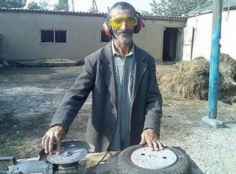 Vecchio_simula_un_dj_set_con_ruota_e_flex.jpg