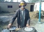 Vecchio_simula_un_dj_set_con_ruota_e_flex.jpg