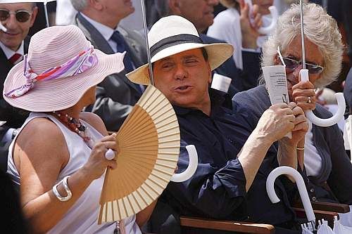 http://www.navecorsara.it/wp/wp-content/uploads/2009/11/Berlusconi_con_ventaglio_8.JPG