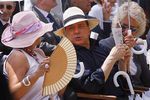 http://www.navecorsara.it/wp/wp-content/uploads/2009/11/Berlusconi_con_ventaglio_8.JPG