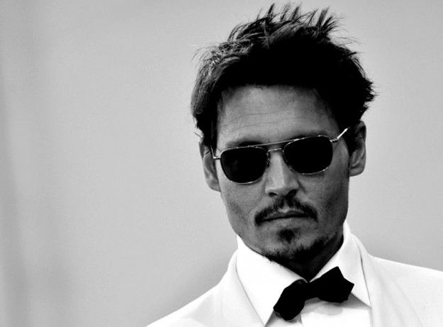 http://static.nanopress.it/nano2013/fotogallery/625X0/150223/johnny-depp-in-bianco-e-nero.jpg