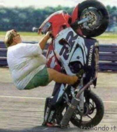 donna-impenna-con-la-moto.jpg