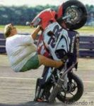 donna-impenna-con-la-moto.jpg