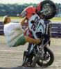 donna-impenna-con-la-moto.jpg