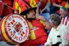http://toni.mi.free.fr/vanhebdo/fetes/futb_euro_2008/im_seguidores/im_futb_foot_euro_08_esp_grec_esp_seguidor_manolo_MIN_y_su_tambor_el_bombosai_18_06_08.jpg