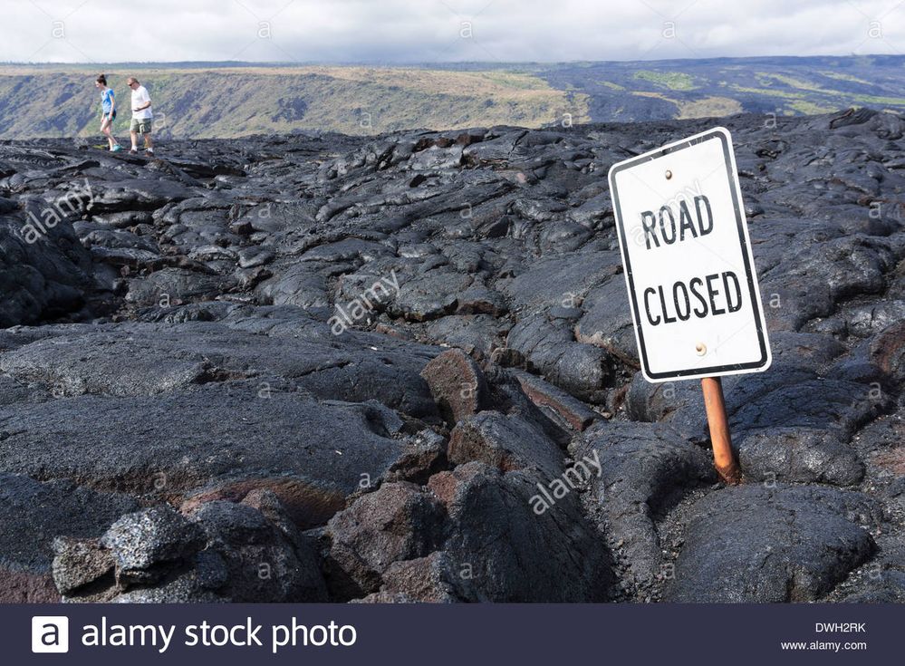 road-closed-sign-end-of-the-road-chain-of-craters-road-hawaii-volcanoes-DWH2RK.jpg