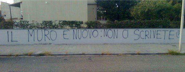 2211-lunga-scritta-muro-bianco.jpg