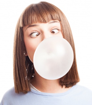 ragazza-divertente-facendo-una-bolla-con-la-gomma-da-masticare_1187-2486.jpg