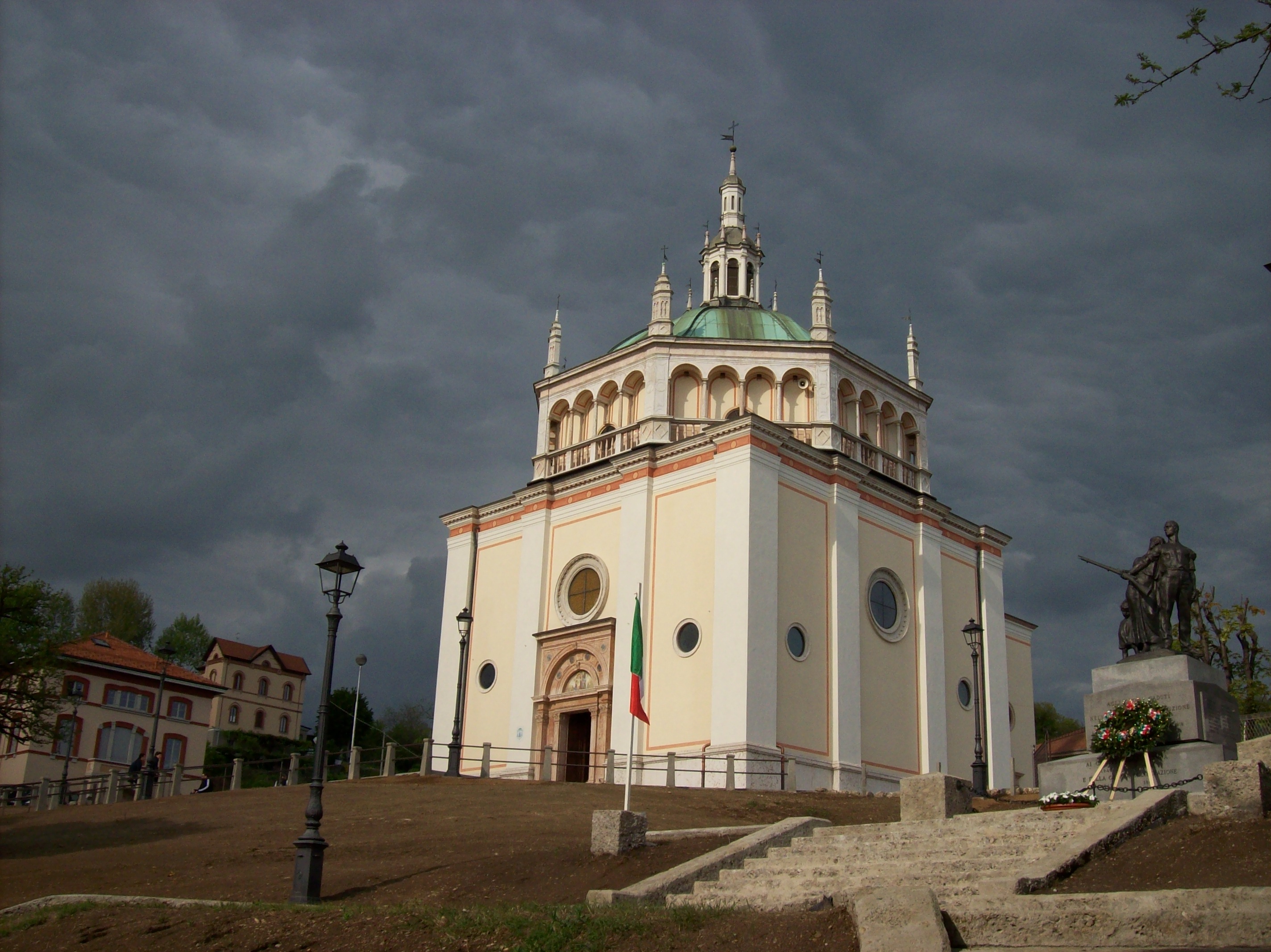 2012-04-25_Crespi_d'Adda_Chiesa_ss_Nome_di_Maria.jpg