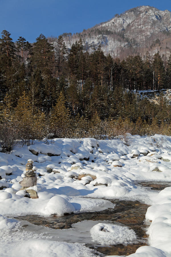 la-siberia-montagne-di-sayan-orientali-la-terra-di-inverno-del-fiume-di-kyngarga-52858434.jpg