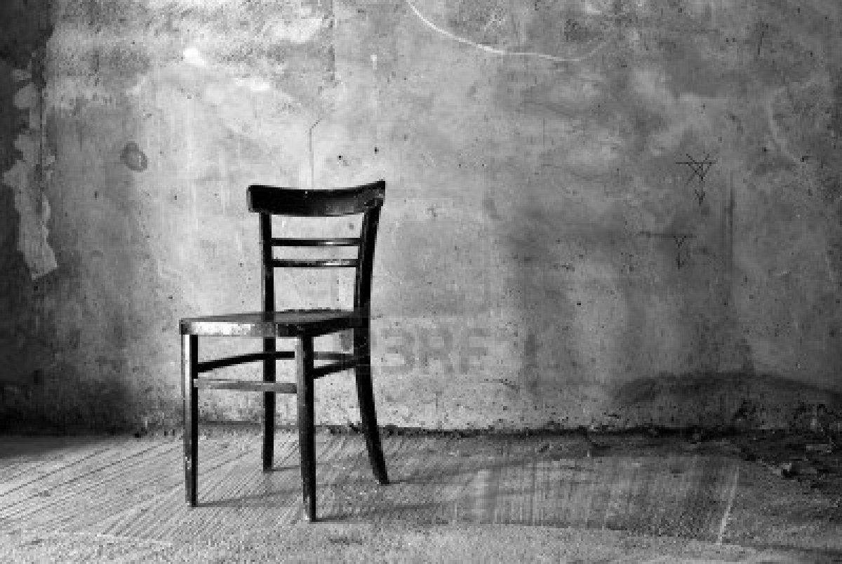 16221079-vintage-vecchia-sedia-di-legno-nero-in-interno-grungy-la-solitudine-straniamento-concetto-alienazion.jpg
