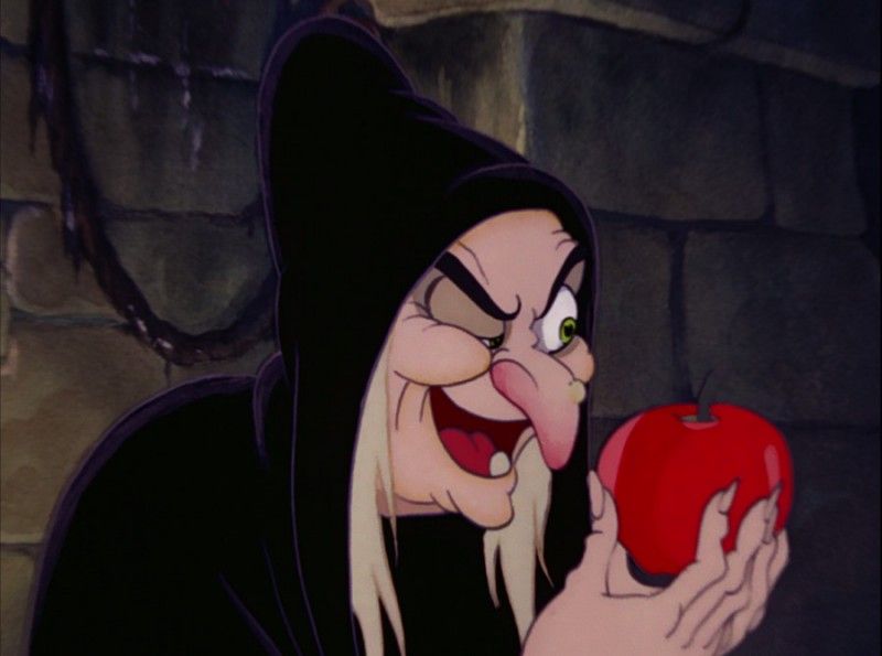 la-strega-porge-la-sua-mela-avvelenata-in-una-scena-del-film-d-animazione-biancaneve-e-i-sette-nani-1937-142656.jpg