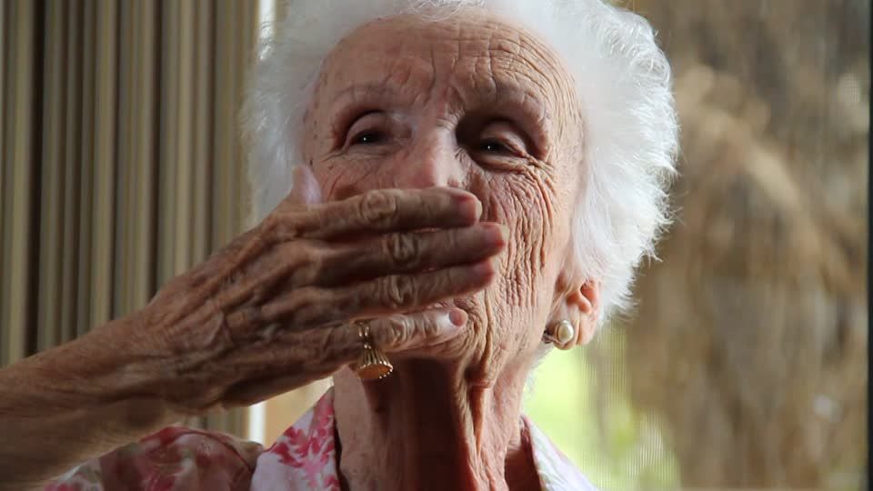375223533-mandare-un-bacio-con-la-mano-rugoso-vegliardo-capelli-bianchi.jpg