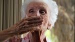 375223533-mandare-un-bacio-con-la-mano-rugoso-vegliardo-capelli-bianchi.jpg