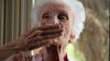 375223533-mandare-un-bacio-con-la-mano-rugoso-vegliardo-capelli-bianchi.jpg